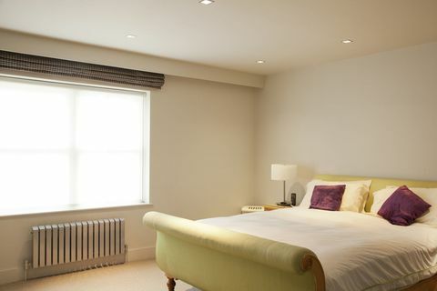 voodi ja radiaator kaasaegses magamistoas