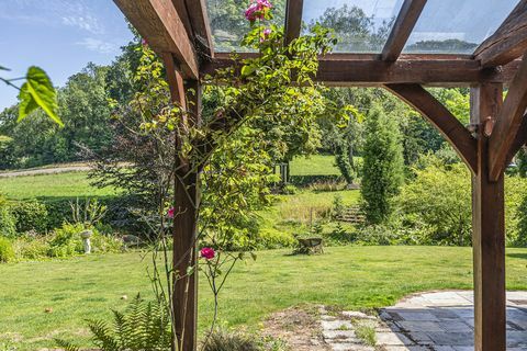 krásny dobový dom so slávnymi záhradami a rybníkom na veslovanie je na predaj vo východnom Hampshire