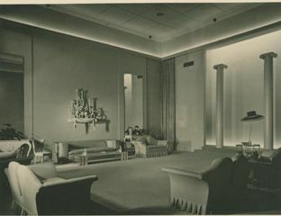 салон зі стільцями та диваном
