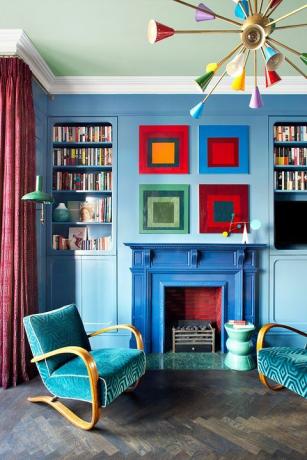 moderná obývacia izba s modrým, zeleným a červeným dekorom