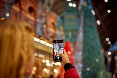 Tiffany & Co. a Coty spolupracujú so stanicou St Pancras International na odhalení svojho prvého voňavého vianočného stromčeka a obchodu s vôňami