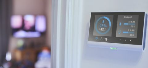 Споживання енергії вдома - розумний лічильник енергії на стіні