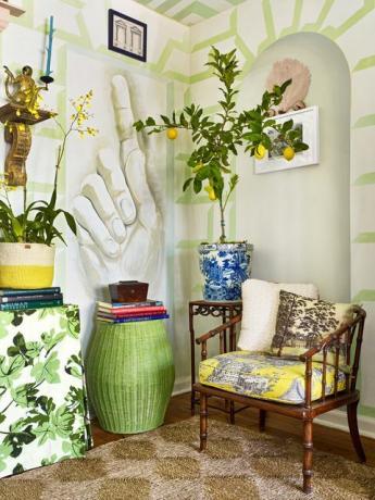 zelená, žlutá a modrá místnost s vymalovanou rukou na zdi
