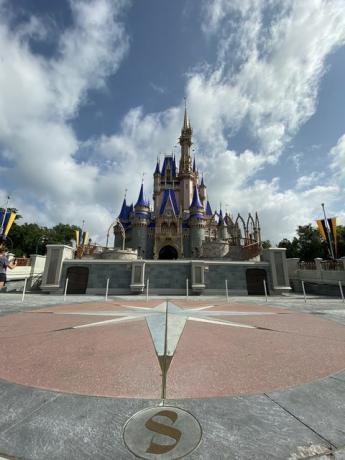 novo namaľovaný hrad Disneyho Popolušky
