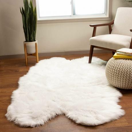 Tæppe i imiteret pels af fåreskind