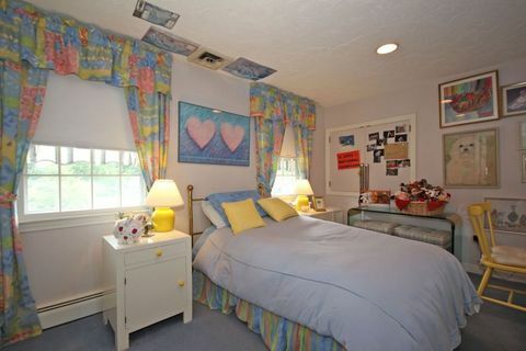Kambarys, interjero dizainas, apšvietimas, geltona, mediena, grindys, lova, tekstilė, siena, baldai, 