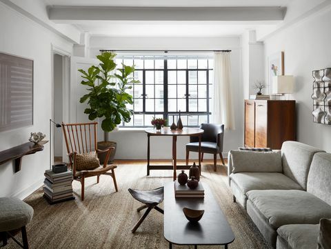 vardagsrum, grå soffa, fiolblad, fikon, soffbord, soffbordsböcker, väggkonst