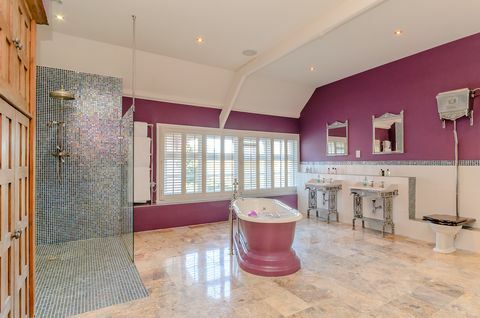 Fürdőszoba egy gyönyörű rózsaszín kastélyból, amely most eladó