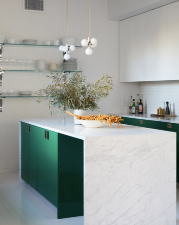 bílá kuchyně se zelenými skříňkami