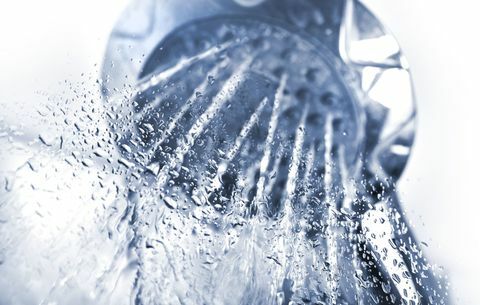 Laufende Dusche in der Badewanne: Dusche mit fließendem Wasser gegen Glas