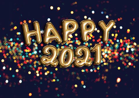 سنة جديدة سعيدة 2021 بالون ذهبي محبط بخلفية سوداء مع قصاصات ورق