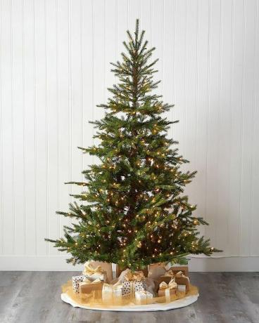 Rozsvietený umelý vianočný stromček zo smreku zo Severnej Karolíny