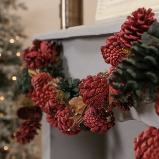 Guirnalda navideña festiva de conos de pino