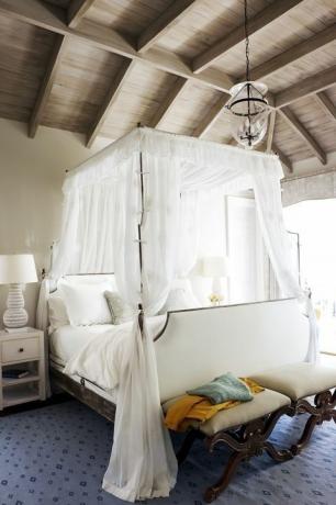 tempat tidur kanopi putih