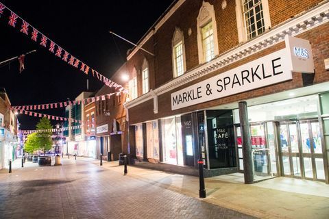 Vidljiva je trgovina Marks & Spencer čiji je naziv promijenjen u 'Markle & Sparkle' uoči kraljevskog vjenčanja 17. svibnja 2018. u Windsoru u Engleskoj