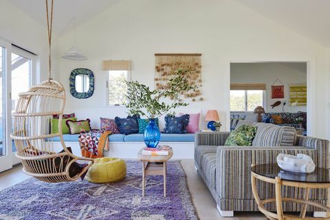 Lounge, blau-weiße Couch, abgespeckte Couch, Hängesessel