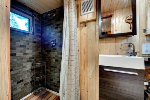 Орегон крихітний будинок душ у ванній кімнаті