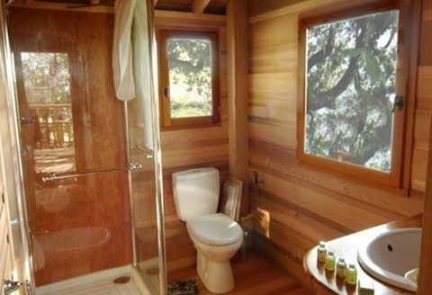 Ванная комната в итальянском домике на дереве