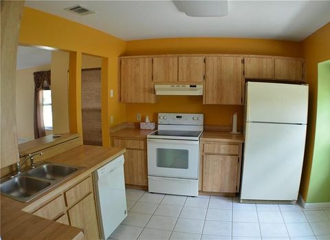 Küche mit orangefarbenen Wänden