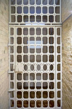 Die Tür zum Old Magistrates Court Gefängnis, Fine & Country