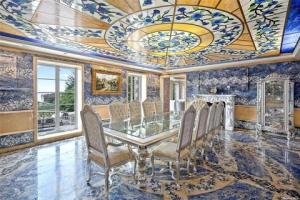 Gatsby-Esque Mansion na Long Islandu právě narazil na trh za 55 milionů dolarů-a jeho interiéry jsou šílené