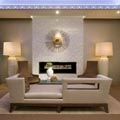šiuolaikiška sofa su išpjovomis neutralios spalvos svetainėje su moderniu židiniu