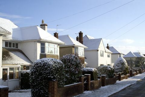En rekke engelske hus dekket av et tynt lag med snø.
