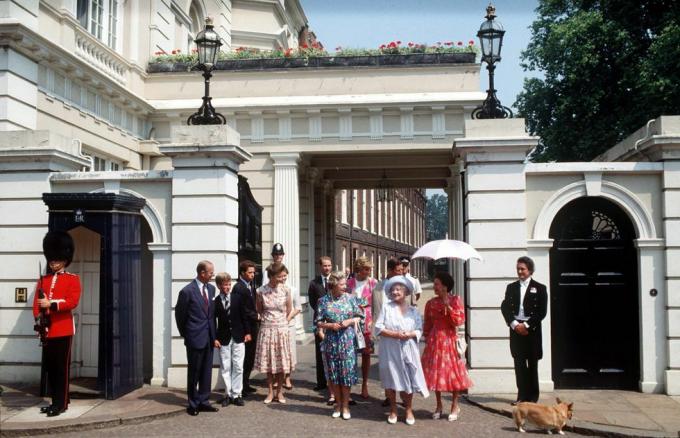 kráľovská rodina pred domom Clarence na 90. narodeniny kráľovnej matky