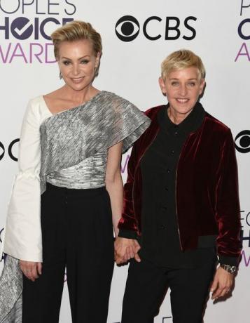 Ellen DeGeneres, Portia de Rossi, People's Choice Awards 2017 में पोज़ देती हुईं