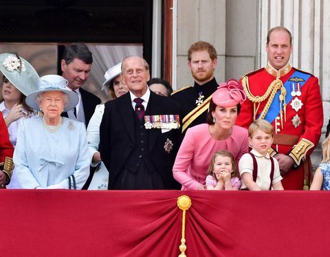 Trooping The Color 2017 - kongefamilien - dronning Elizabeth II, viseadmiral Timothy Laurence, prins Philip, hertugen av Edinburgh, prins Harry, Catherine, Hertuginne av Cambridge, prins William, hertug av Cambridge, prinsesse Charlotte av Cambridge, prins George av Cambridge står på balkongen i Buckingham Slott.