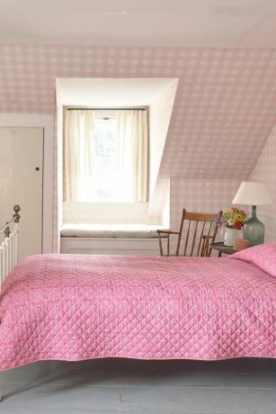 गुलाबी फार्महाउस बेडरूम