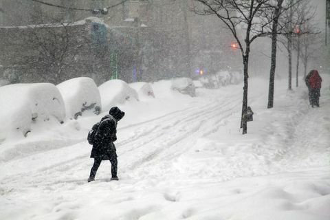 Žena přecházející ulici během sněhové vánice Jonas v Bronxu