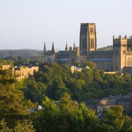 miasto durham, hrabstwo miasto hrabstwa durham, leży w północno-wschodniej Anglii nad rzeką Wear, kilka mil na południe od Newcastle upon Tyne, najbardziej znane jest ze swojej katedry normańskiej i zamek, które w 1986 roku zostały wpisane na listę światowego dziedzictwa unesco, miasto szczyci się również prestiżowym uniwersytetem, uważanym za najstarszy w Anglii po Oxfordzie i Cambridge