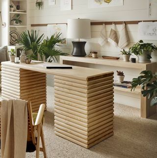 مكتب منزلي ، سطح خشبي ، كراسي صالة خشبية ، مقعد نافذة ، خزانات تخزين بيضاء