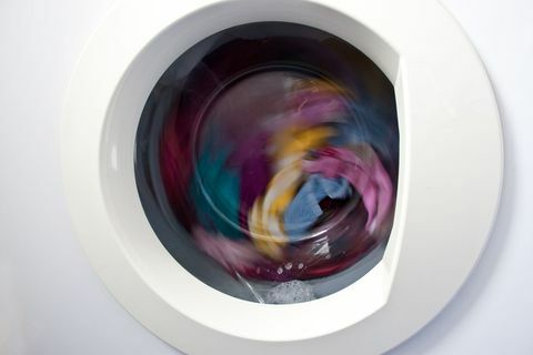 Barevné prádlo točící se v pračce.
