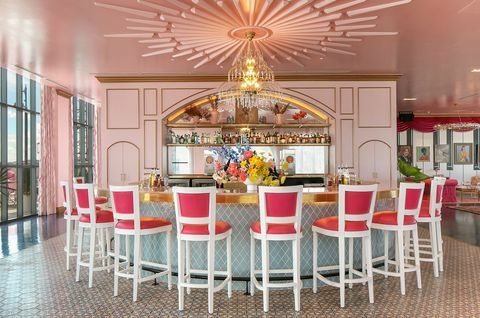omsluttende bar med rosa dekor