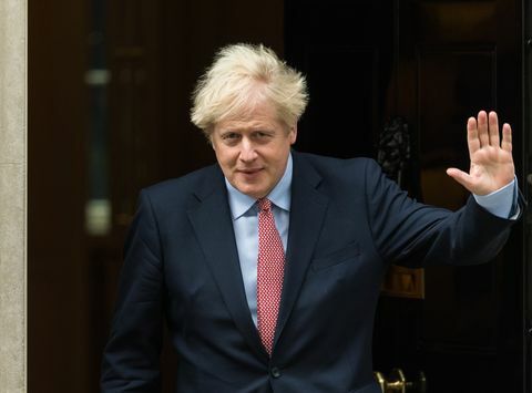 britský premiér Boris Johnson opúšťa ulicu 10, aby predniesol prejav svojich lídrov na a konferencia konzervatívnych strán, ktorá sa koná online kvôli pandémii koronavírusu 06. októbra 2020 v Londýn, Anglicko