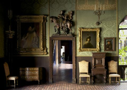 Museum mit grünen Wänden und Gemälden alter Meister