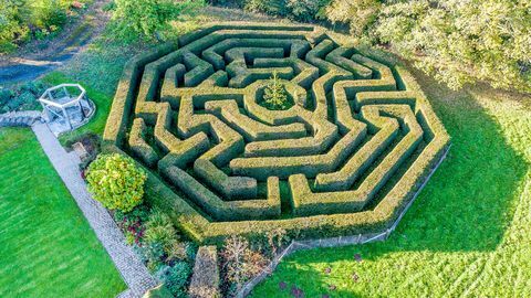 Pārdod 6 guļamistabu savrupmāju Chepstow, Monmouthshire ar labirintu