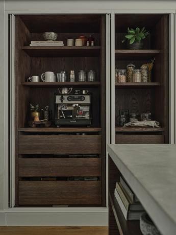 armoires de cuisine avec un bar à café
