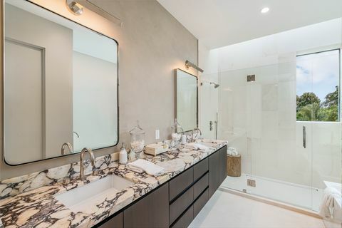 podwójna łazienka z marmurowymi blatami