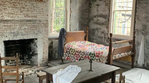 ikiz yataklı küçük oda