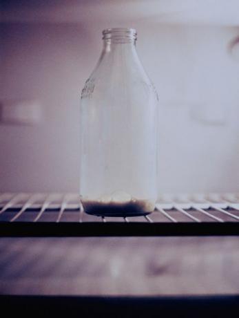 Láhev mléka v ledničce