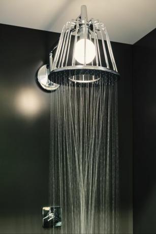 Przepływ lampy pod prysznicem