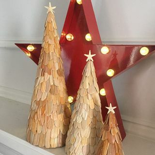 Рождественская елка из коричневых ракушек