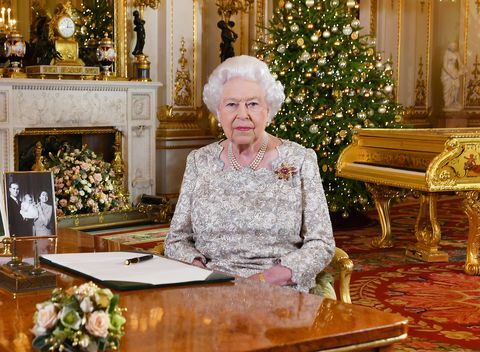 Drottning Elizabeth II poserar för ett fotografi efter att hon spelat in sitt årliga julmeddelande, i White Drawing Room i Buckingham Palace i centrala London