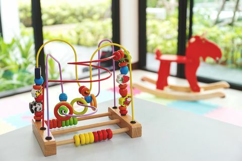 Nærbillede af legetøj på bordet i legeskolen