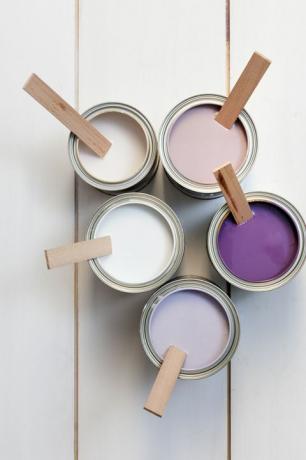 Dosen mit lila, rosa, weißer und lavendelfarbener Farbe