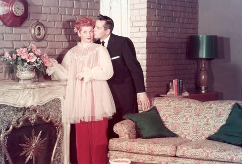ลูซิลล์ บอล และ เดซี่ อาร์นาซ ในตอน " ฉันรักลูซี่" ในปี 1955