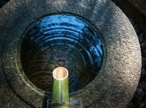 kamniti umivalnik na japonskem vrtu